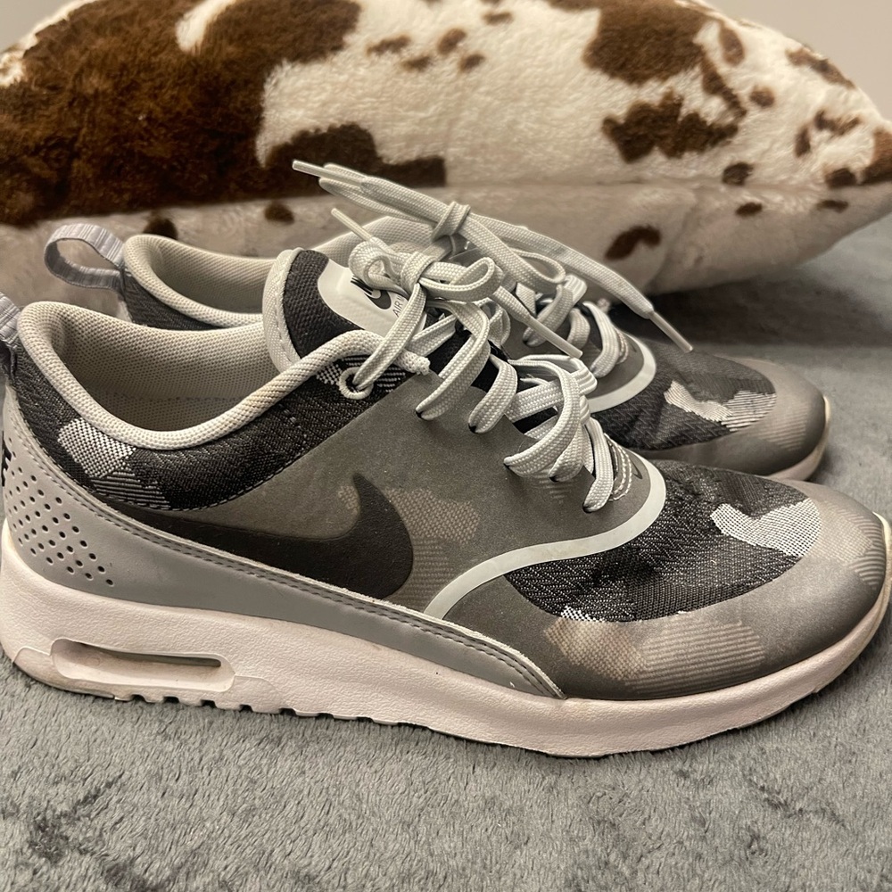 Nike Black and Gray Sneakers Modern Athletic Design